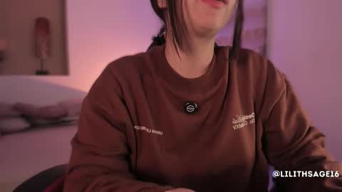 lilith_sage_ online show from November 4, 12:59 pm