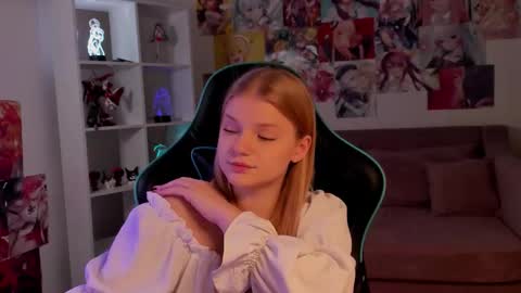 lilitrosen online show from November 18, 5:28 pm