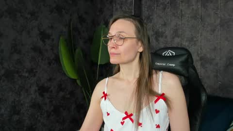 lillian_white1 online show from April 1, 1:06 am