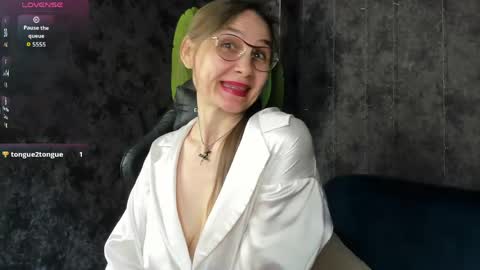 Snapshot of lillian_white1 chatting on April 28, 2:27 am lillian_white1 online show from April 28, 2:27 am