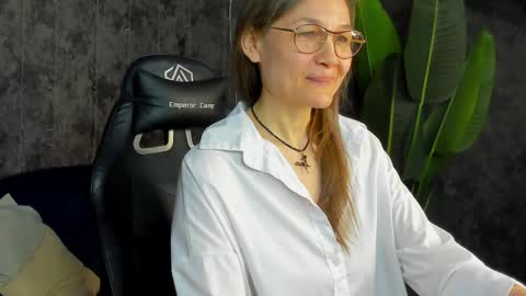 Snapshot of lillian_white1 chatting on May 2, 12:59 am lillian_white1 online show from May 2, 12:59 am