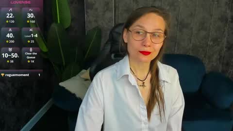 Snapshot of lillian_white1 chatting on May 20, 1:01 am lillian_white1 online show from May 20, 1:01 am
