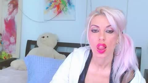 Lara online show from December 2, 7:09 pm