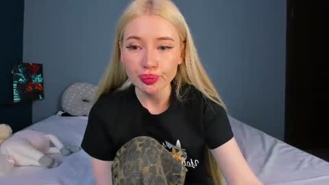 Snapshot of lillie_berry chatting on June 30, 5:19 am lillie_berry online show from June 30, 5:19 am