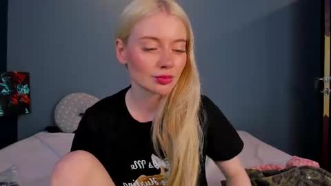 Snapshot of lillie_berry chatting on July 4, 5:24 am lillie_berry online show from July 4, 5:24 am