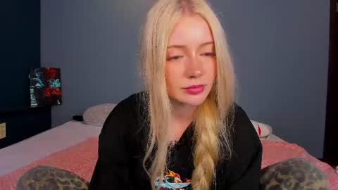Snapshot of lillie_berry chatting on July 10, 5:34 am lillie_berry online show from July 10, 5:34 am