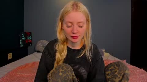 Snapshot of lillie_berry chatting on July 12, 5:09 am lillie_berry online show from July 12, 5:09 am