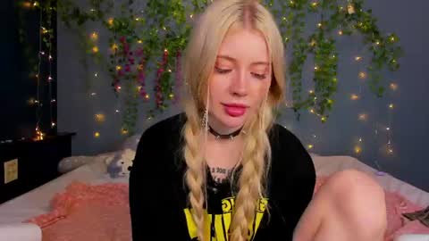 Snapshot of lillie_berry chatting on July 14, 10:21 am lillie_berry online show from July 14, 10:21 am