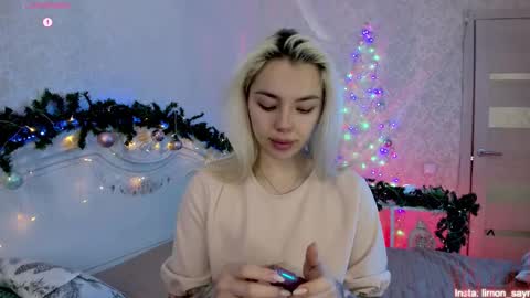 LilliMoore online show from December 15, 11:42 pm