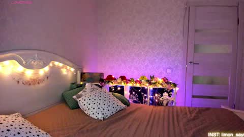 Snapshot of lillimooore chatting on April 19, 11:40 pm LilliMoore online show from April 19, 11:40 pm