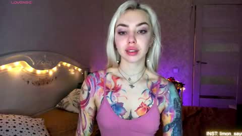 Snapshot of lillimooore chatting on April 26, 11:24 pm LilliMoore online show from April 26, 11:24 pm