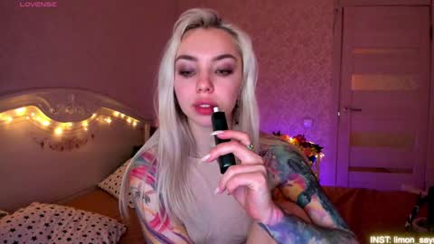 Snapshot of lillimooore chatting on April 29, 12:48 am LilliMoore online show from April 29, 12:48 am