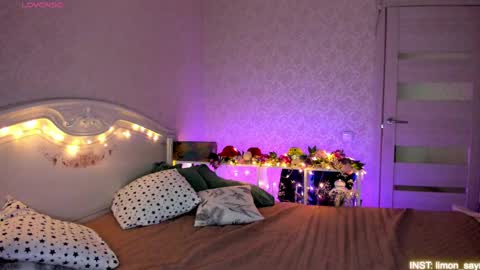 Snapshot of lillimooore chatting on May 1, 11:20 pm LilliMoore online show from May 1, 11:20 pm