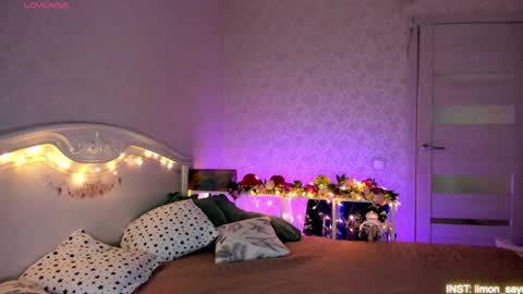 Snapshot of lillimooore chatting on May 2, 11:32 pm LilliMoore online show from May 2, 11:32 pm