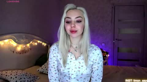 Snapshot of lillimooore chatting on May 13, 11:44 pm LilliMoore online show from May 13, 11:44 pm