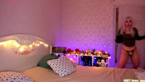 Snapshot of lillimooore chatting on May 17, 12:08 am LilliMoore online show from May 17, 12:08 am