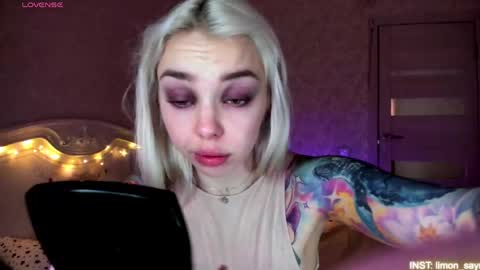 Snapshot of lillimooore chatting on May 18, 1:02 am LilliMoore online show from May 18, 1:02 am