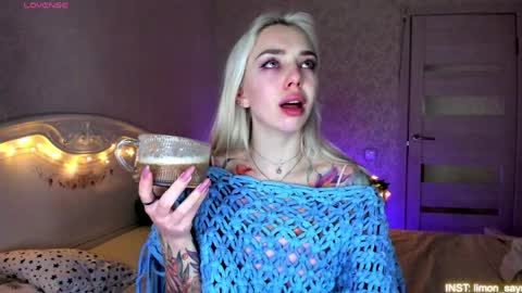 Snapshot of lillimooore chatting on May 19, 11:44 pm LilliMoore online show from May 19, 11:44 pm