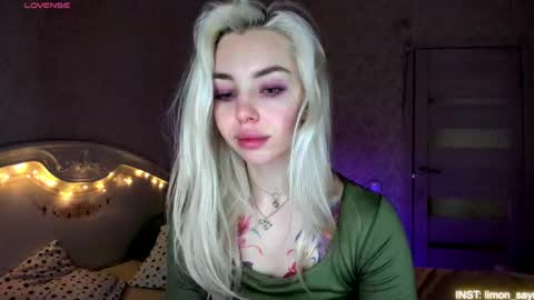 Snapshot of lillimooore chatting on May 22, 11:21 pm LilliMoore online show from May 22, 11:21 pm