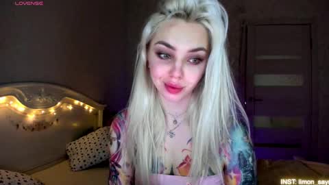 Snapshot of lillimooore chatting on May 30, 11:24 pm LilliMoore online show from May 30, 11:24 pm