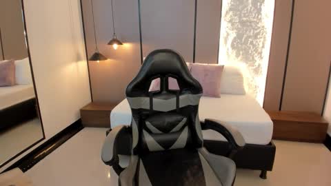 Snapshot of lilly_ass chatting on February 21, 12:17 pm L I L L Y online show from February 21, 12:17 pm