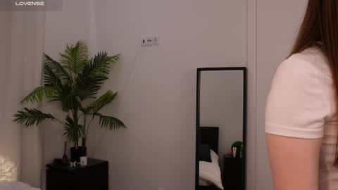 Lilly Colins online show from January 9, 2:07 pm