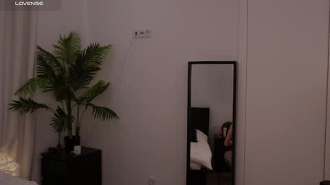 Lilly Colins online show from January 13, 2:42 pm