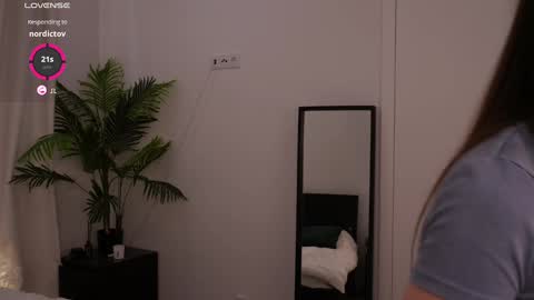 Lilly Colins online show from January 20, 9:01 pm