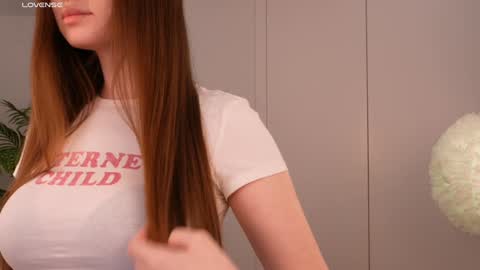 Lilly Colins online show from January 29, 8:04 pm