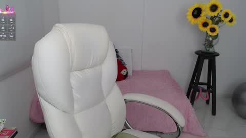 Snapshot of lilly_milf chatting on September 22, 1:24 pm Lilly online show from September 22, 1:24 pm