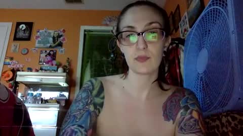 hi guys im back on here 3 online show from October 12, 8:30 pm