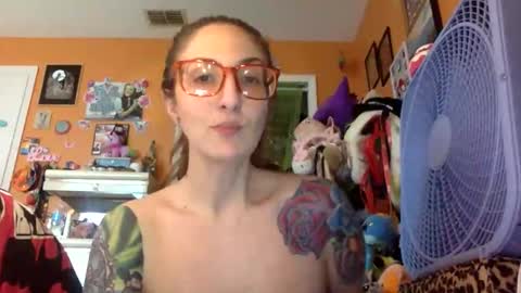 hi guys im back on here 3 online show from November 19, 8:09 pm