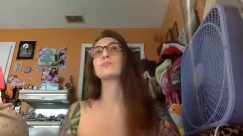 hi guys im back on here 3 online show from May 18, 7:31 pm