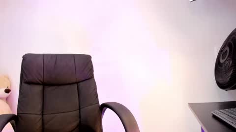 lily_cash1 online show from April 8, 5:46 pm