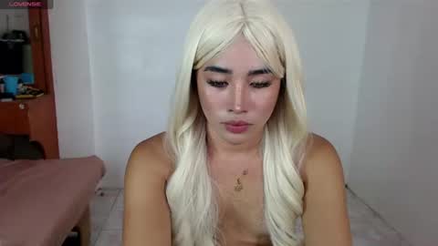 Snapshot of lily_darling chatting on October 18, 5:21 am Lily Darling online show from October 18, 5:21 am