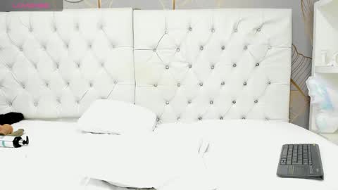 Snapshot of lily_lv chatting on February 9, 7:41 pm Lily online show from February 9, 7:41 pm