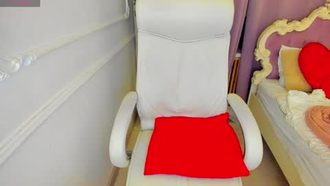 Snapshot of lily_merlin chatting on March 15, 3:45 am Lily online show from March 15, 3:45 am