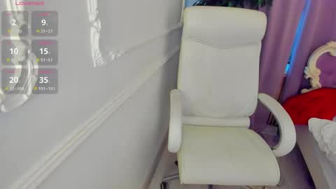 Snapshot of lily_merlin chatting on March 22, 4:27 am Lily online show from March 22, 4:27 am