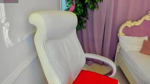 Snapshot of lily_merlin chatting on April 25, 5:54 am Lily online show from April 25, 5:54 am