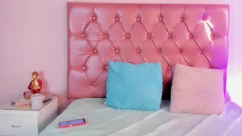 lily_rose0 online show from April 8, 9:26 pm