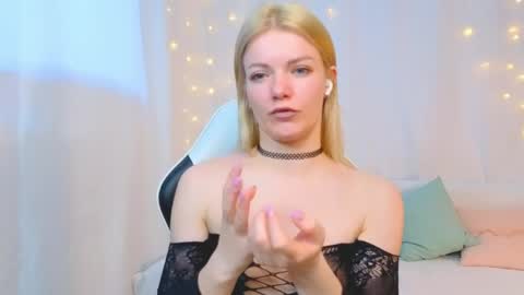 Snapshot of lilydavisss chatting on April 24, 2:47 am lilydavisss online show from April 24, 2:47 am