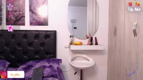 lilyfox23 online show from November 12, 1:17 am