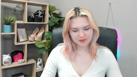 Snapshot of lilysweetxo chatting on July 14, 10:21 am Lily online show from July 14, 10:21 am