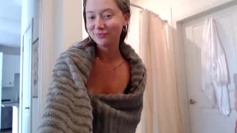 Snapshot of lilyyymonroee chatting on October 5, 7:56 pm Lily Monroe online show from October 5, 7:56 pm