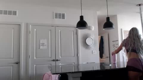 Snapshot of lilyyymonroee chatting on October 16, 2:29 pm Lily Monroe online show from October 16, 2:29 pm