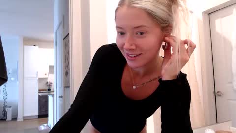 Snapshot of lilyyymonroee chatting on October 26, 7:31 pm Lily Monroe online show from October 26, 7:31 pm