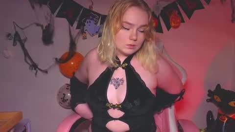 Snapshot of lime_cat chatting on October 30, 1:18 am lime cat online show from October 30, 1:18 am