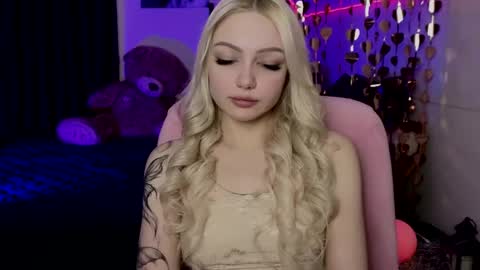 I am Lina online show from April 4, 9:07 am