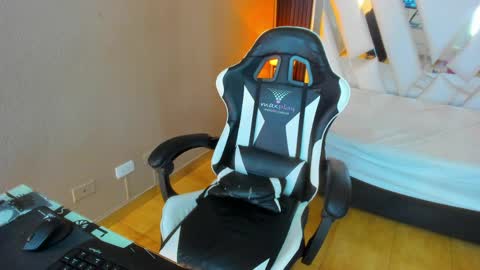  Linda  online show from April 8, 6:19 pm