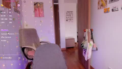 Giggles  online show from November 22, 5:12 pm